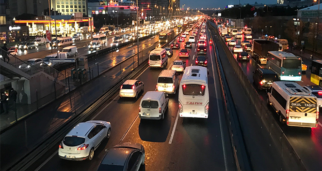 İstanbul'da trafik yoğunluğu yüzde 72 seviyelerine yükseldi