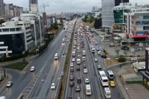 İstanbul’da yağışlar trafiği vurdu