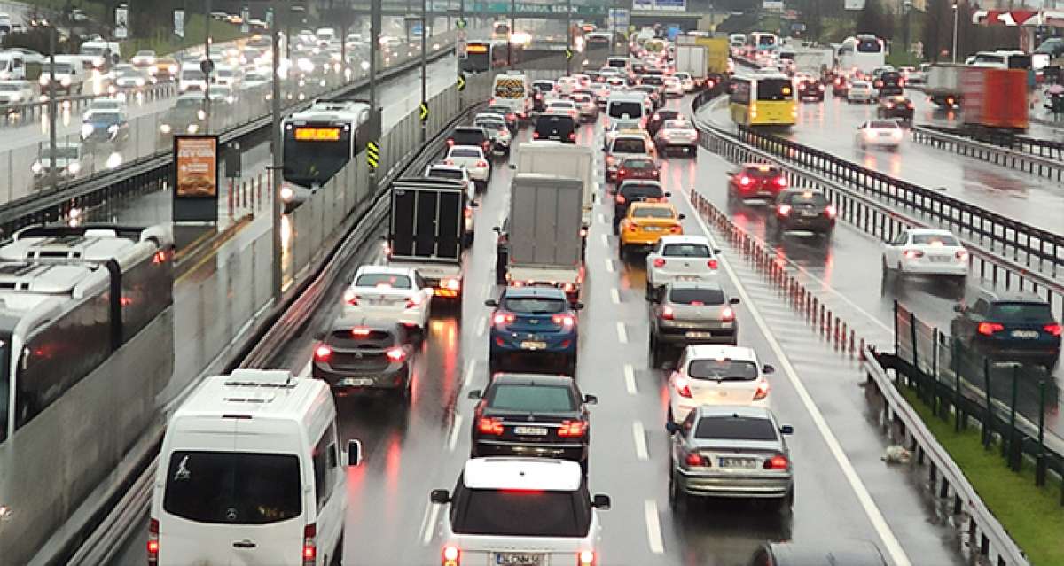 İstanbul'da yağışlı hava trafiği felç etti