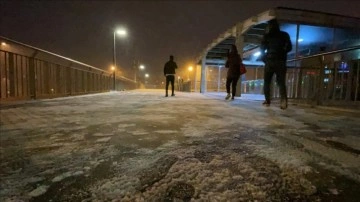 İstanbul'un bazı ilçelerinde kar yağışı aralıklarla devam ediyor