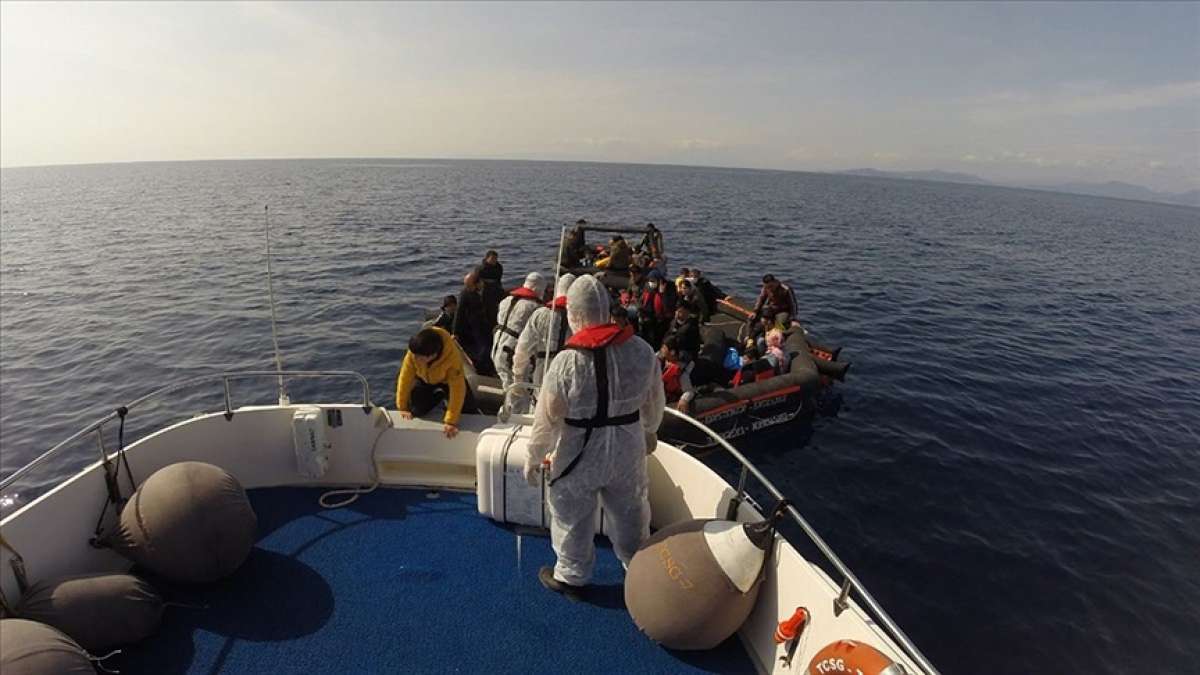 İzmir açıklarında Türk kara sularına itilen 59 sığınmacı kurtarıldı