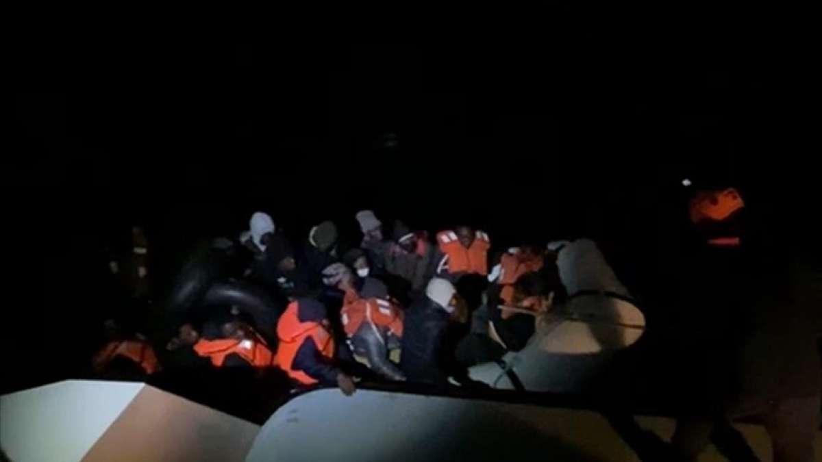 İzmir'de fırtınada lastik botla sürüklenen 34 sığınmacı kurtarıldı