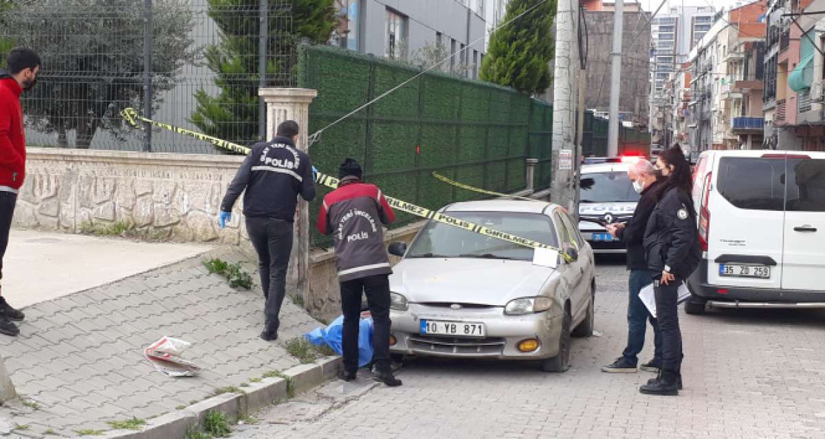 İzmir'de kaldırımda bir kişinin cansız bedeni bulundu