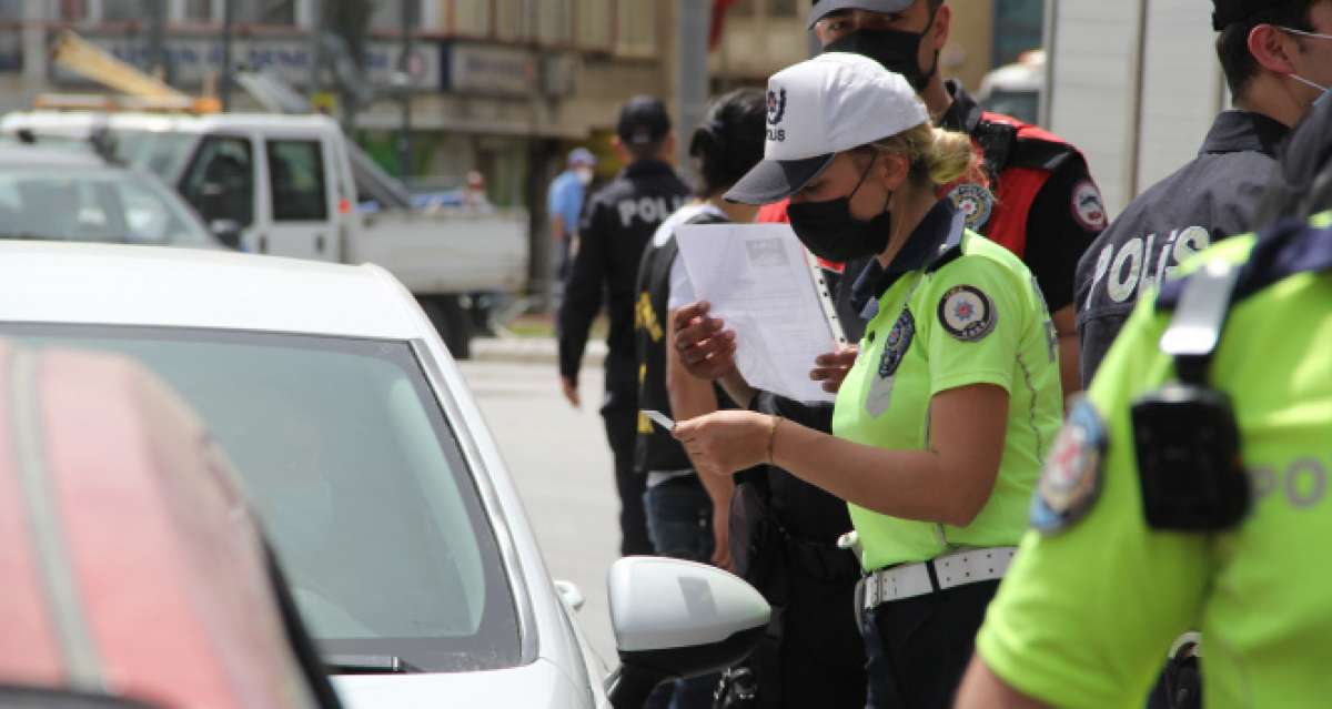 İzmir'de ‘tam kapanma' denetimleri sürüyor