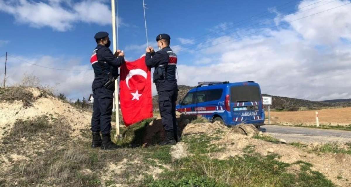 Jandarmanın bayrak hassasiyeti duygulandırdı