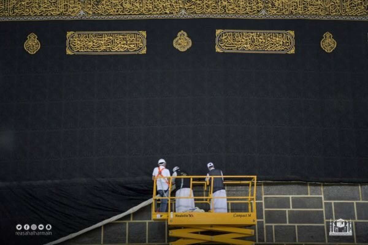 Kabe'nin hac sırasında 3 metre yukarıya kaldırılan örtüsü aşağı indirildi