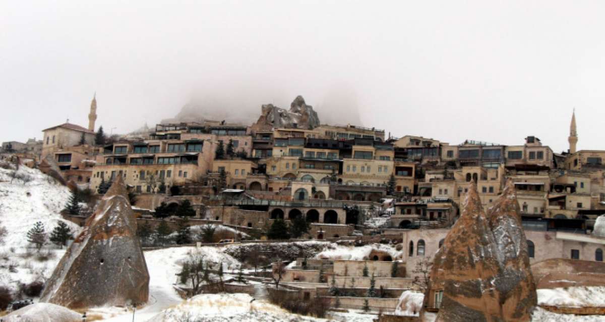 Kapadokya'da Nisan ayında peribacaları beyaza büründü