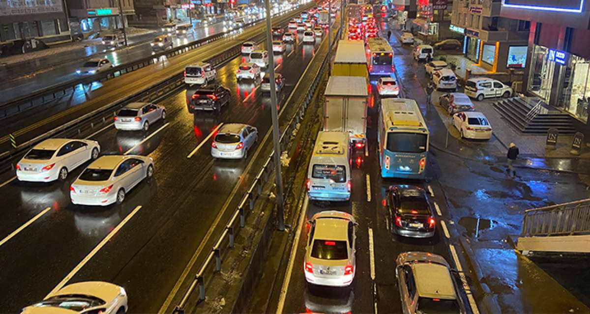 Kar Avcılar'da trafiği durma noktasına getirdi