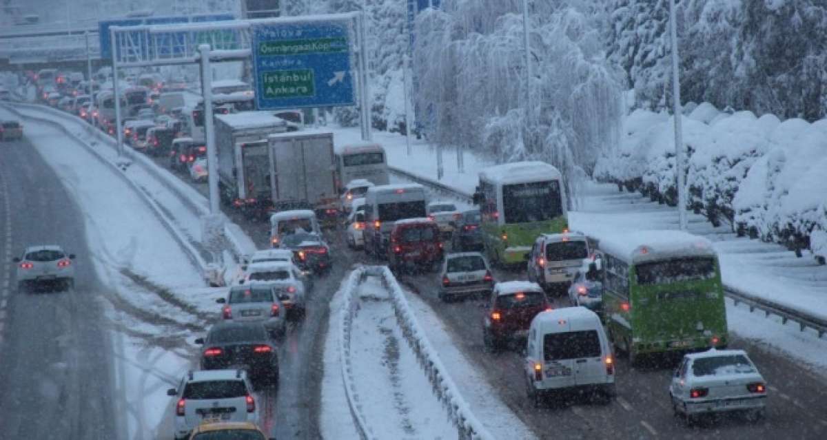 Kar yağışı D-100'de trafiği yoğunlaştırdı