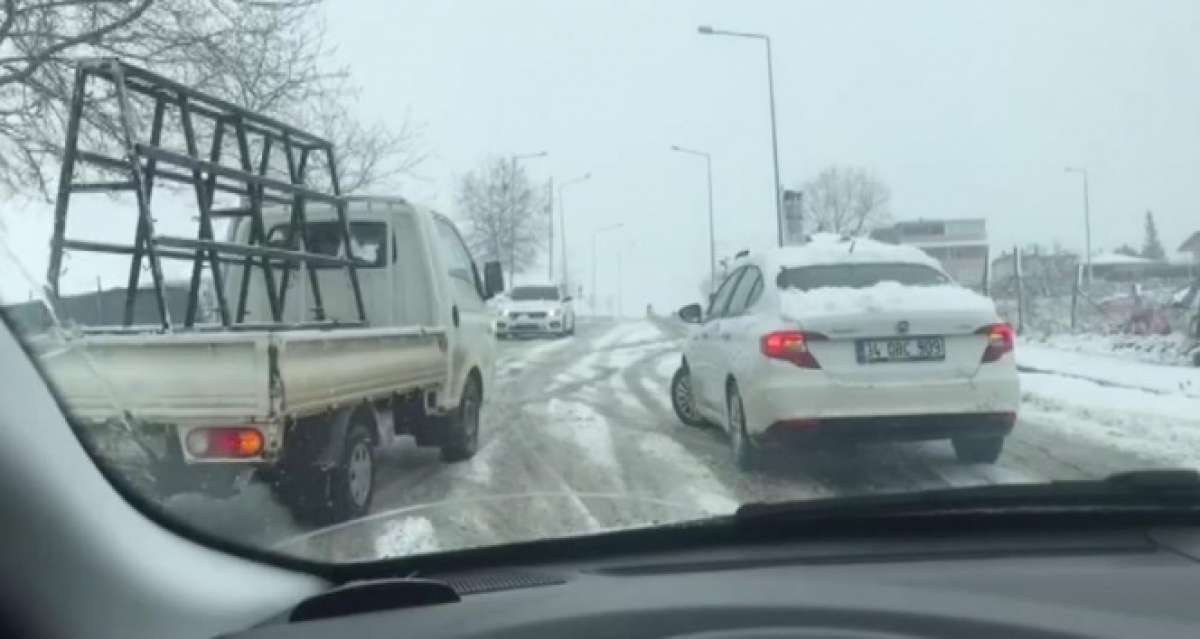 Kar yağışı Yalova'da da etkili oluyor! Araçlar buzlanan yollarda kaldı