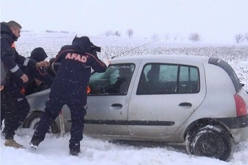 Kara saplanan araçları kurtarma operasyonu