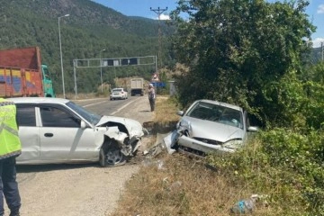 Karabük’te iki otomobil kafa kafaya çarpıştı: 5 yaralı