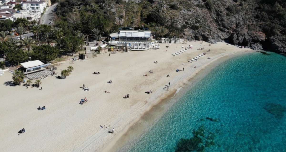 Karla kaplı Toros Dağları manzarası eşliğinde deniz keyfi