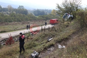 Karşı şeride geçen otomobil şarampole uçtu: 2 yaralı