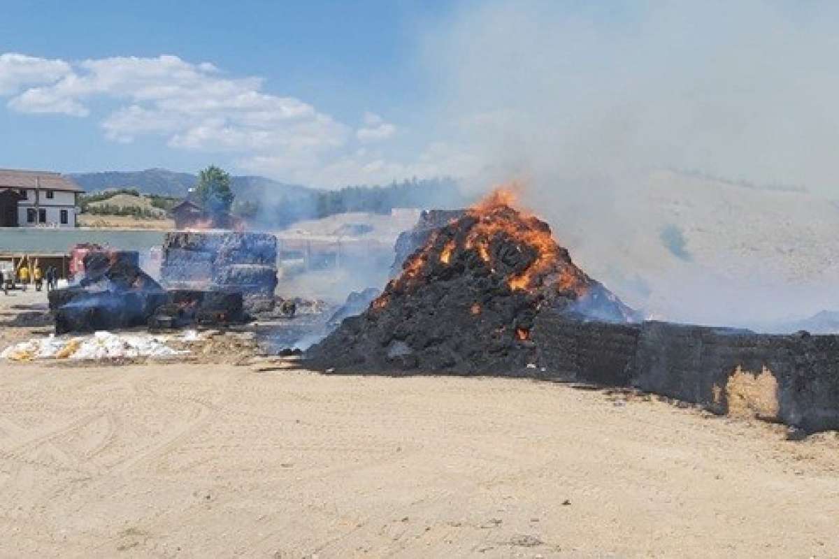 Kastamonu'da 150 ton saman balyası alev alev yandı