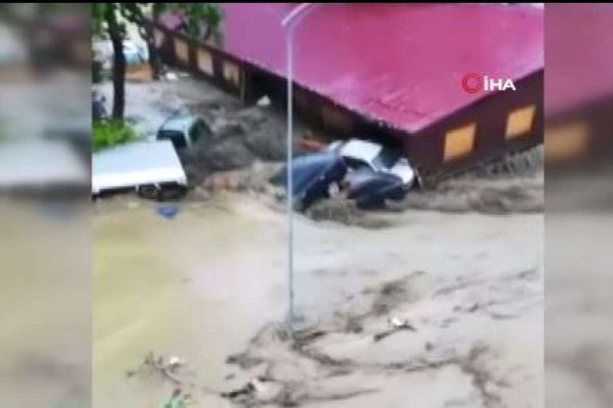 Kastamonu'da korkutan sel görüntüleri: Araçlar üst üste bindi, mahalle savaş alanına döndü