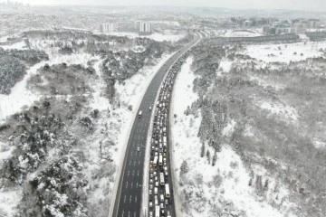 Kavacık’ta özel araçların köprülerden geçişine izin verilmedi, kilometrelerce araç kuyruğu oluştu