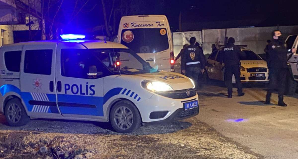 Kavgada polislerden kurtulup husumetlisine saldırmaya kalktı