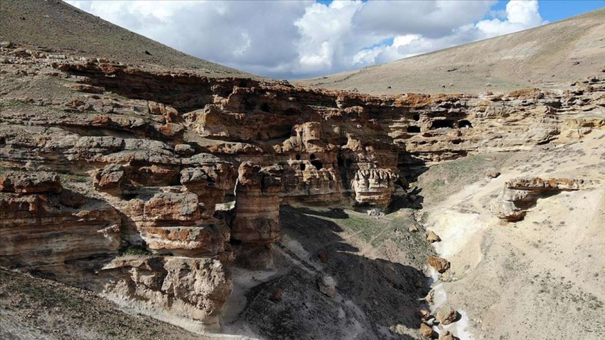 Kayalar oyularak yapılan 'Yukarı Biligan Mağaraları' ziyaretçilerini bekliyor