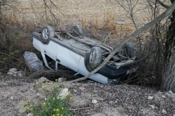 Kayganlaşan yolda takla atan otomobilden yara almadan kurtuldu