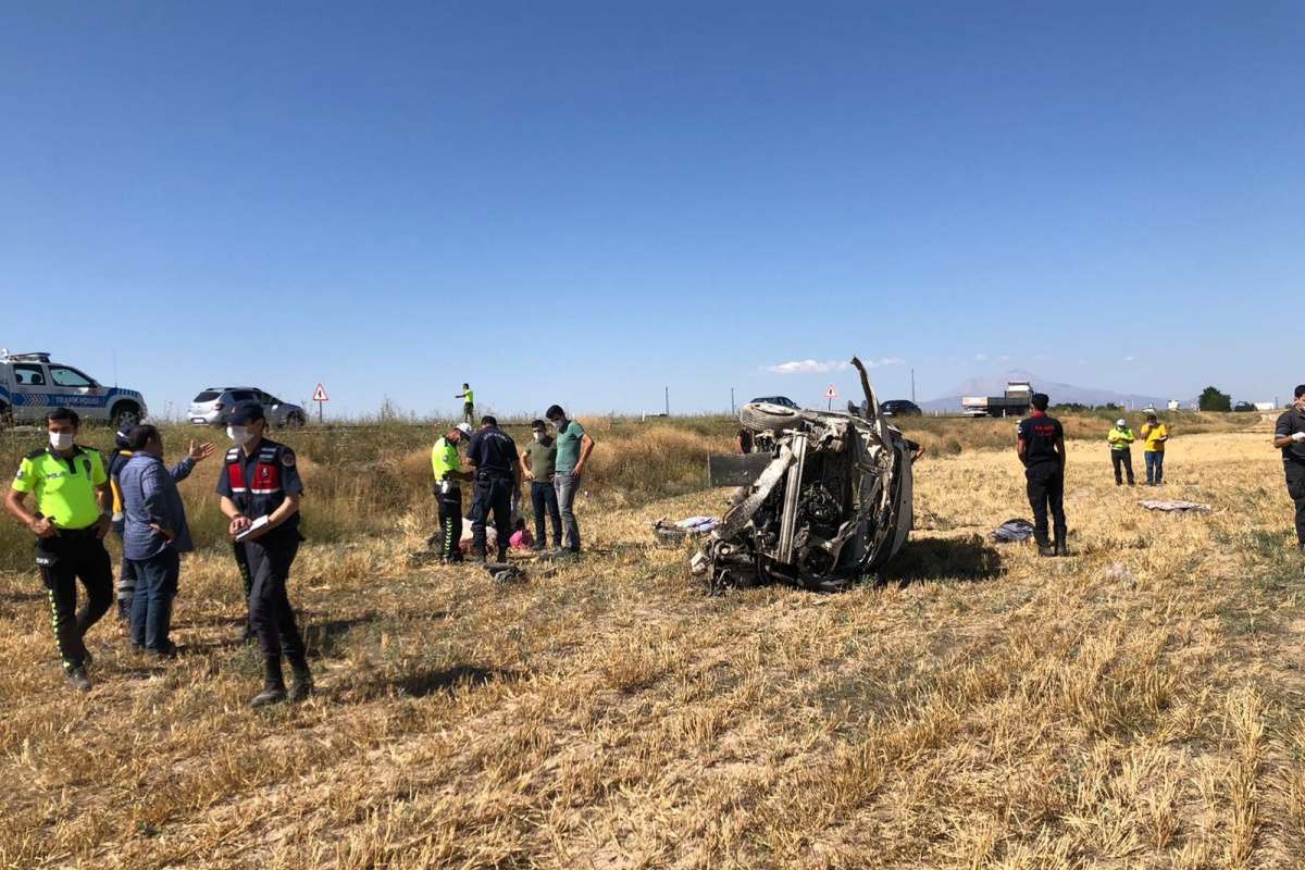 Kayseri'de kontrolü kaybeden araç dehşet saçtı, şarampole yuvarlandı