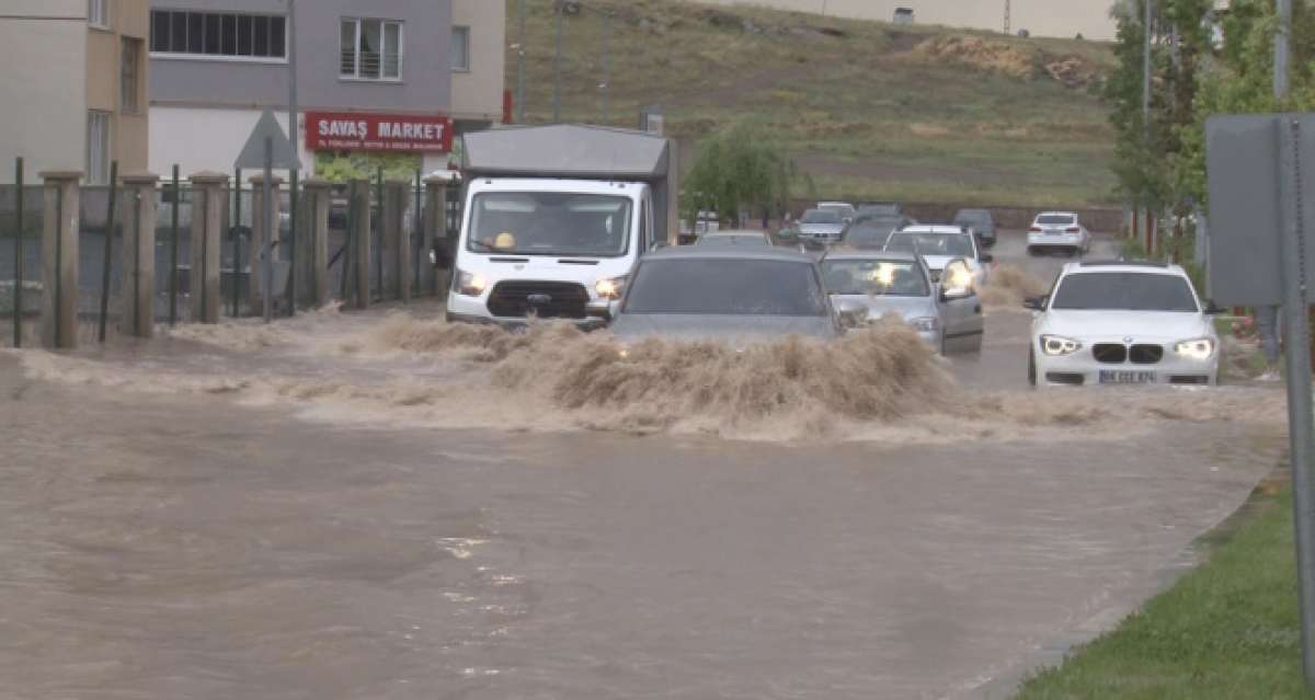Kayseri'de sağanak yağış etkili oldu, araçlar mahsur kaldı