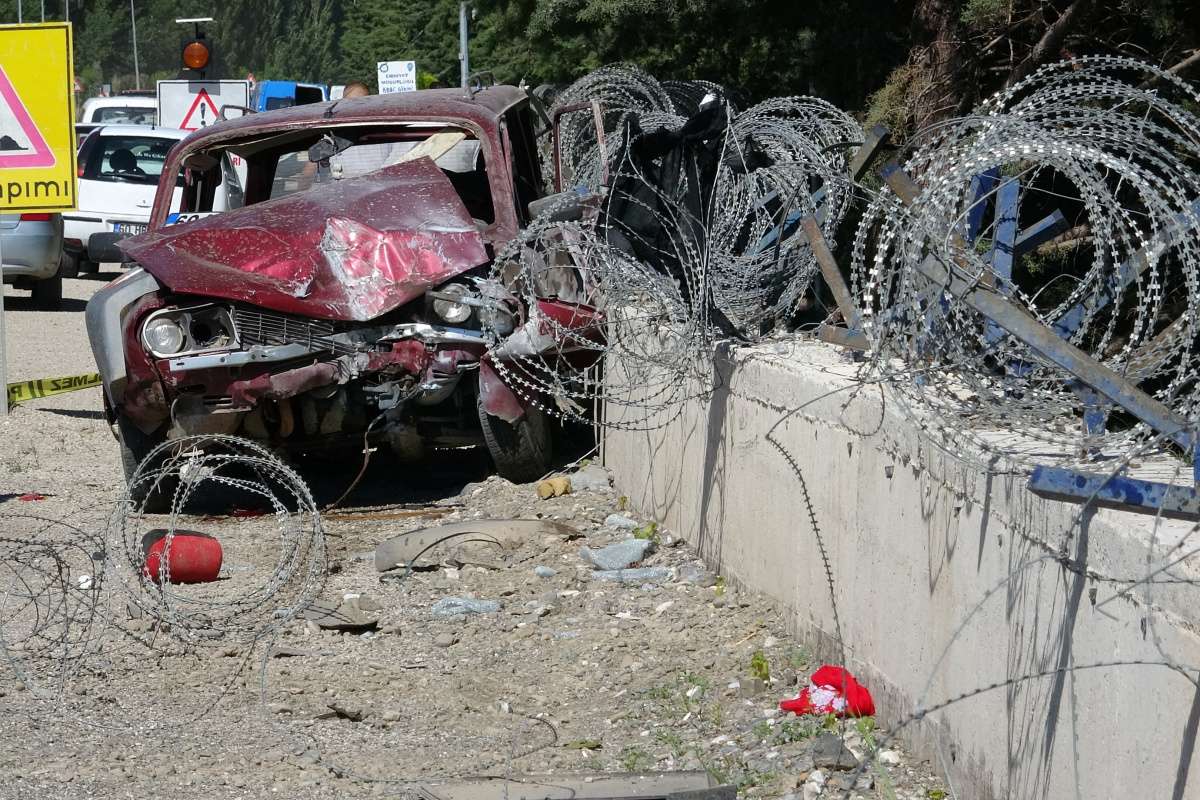 Kaza yapan araç dört takla attı, içerisindeki kişi emniyetin bahçesine uçtu