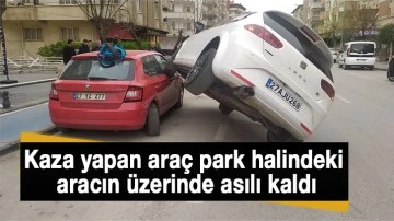 Kaza yapan araç park halindeki aracın üzerinde asılı kaldı