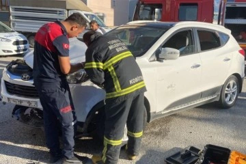 Kaza yapan otomobilin çarptığı bahçe duvarı çocuğun üzerine devrildi: 3 yaralı