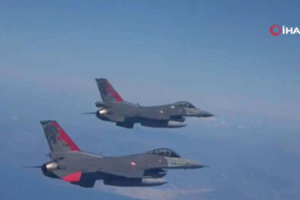 Kıbrıs semalarında F-16'lar ve Türk Yıldızları'ndan gösteri uçuşu