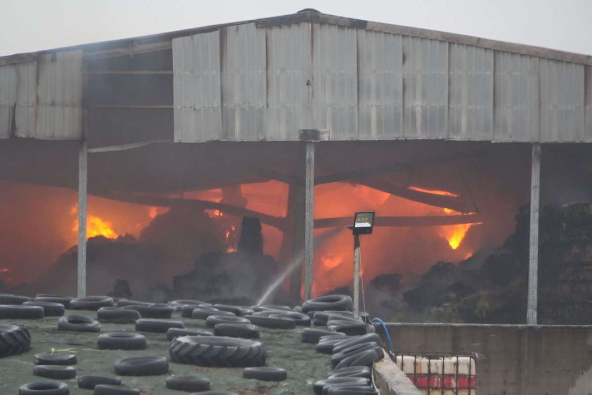 Kırklareli'nde çiftlikte çıkan yangının soğutma çalışmaları devam ediyor