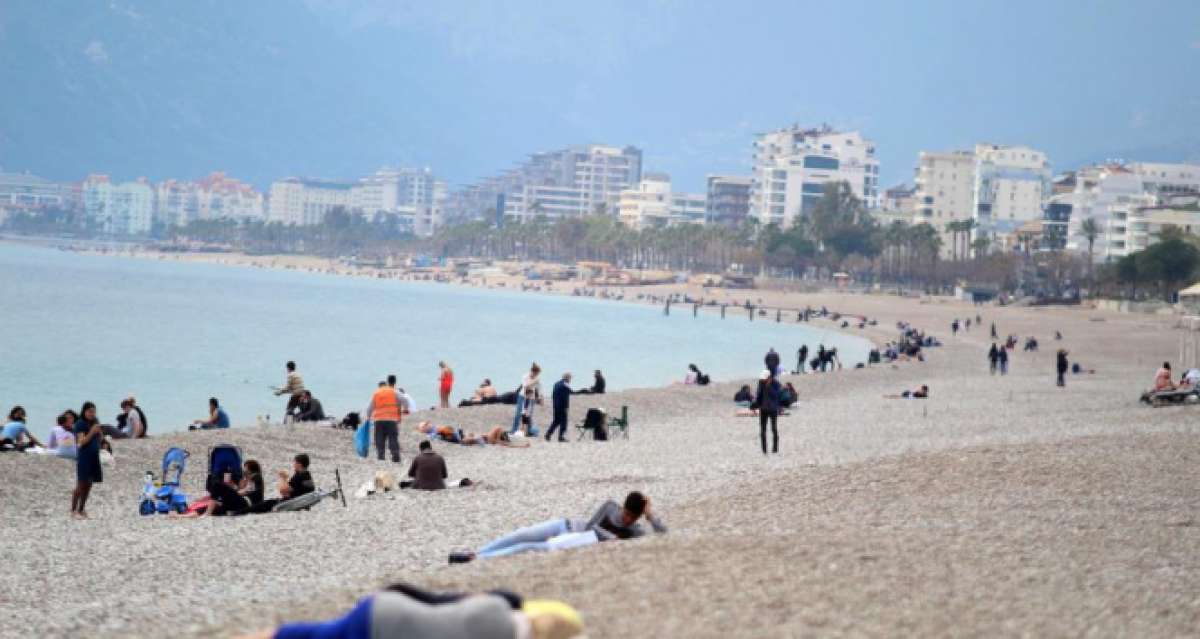 Kırmızı Antalya'da sahil yoğunluğu