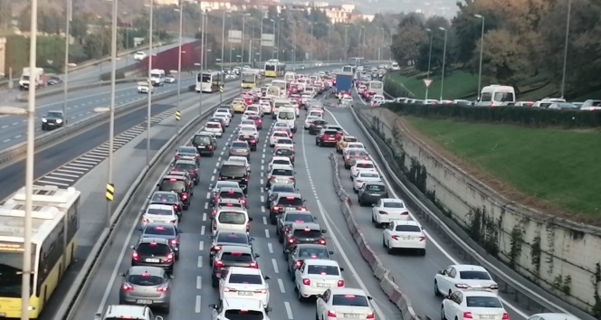 Kısıtlama sonrası 15 Temmuz Şehitler Köprüsü'nde trafik yoğunluğu