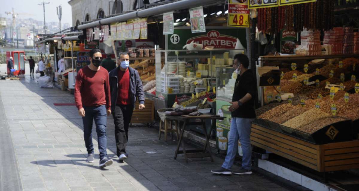 Kısıtlamadan muaf Eminönü esnafı turistlere hizmet veriyor