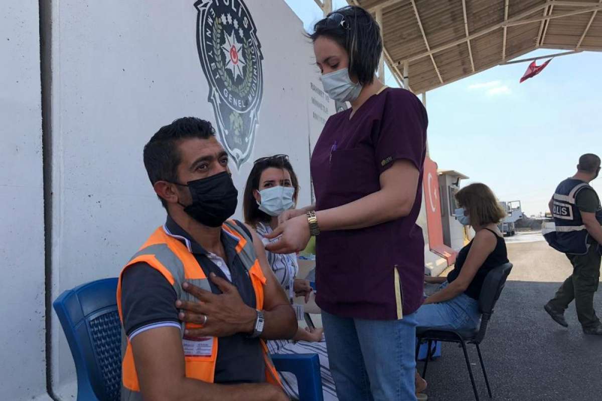 Kızıltepe'de polis kontrol noktasında sürücülerin Covid-19 aşıları yapılıyor
