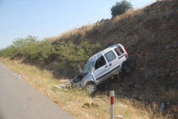 Kontrolden çıkan araç şarampole devrildi: 2 ağır yaralı