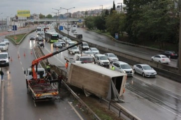 Kontrolden çıkan kamyonet bariyerlerin üzerine devrildi: 2 yaralı