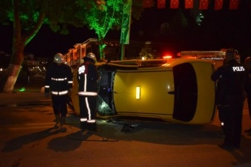 Malatya'da ticari araç yan yattı, sürücü araçta sıkıştı