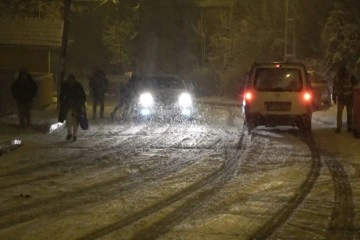 Maltepe’de karla kaplanan yollarda araçlar kaydı