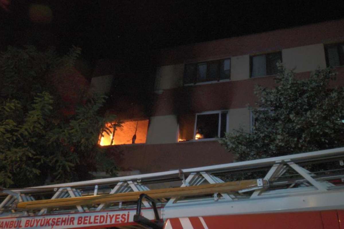 Maltepe'de korkutan apartman yangın: 2 kişi dumandan etkilendi