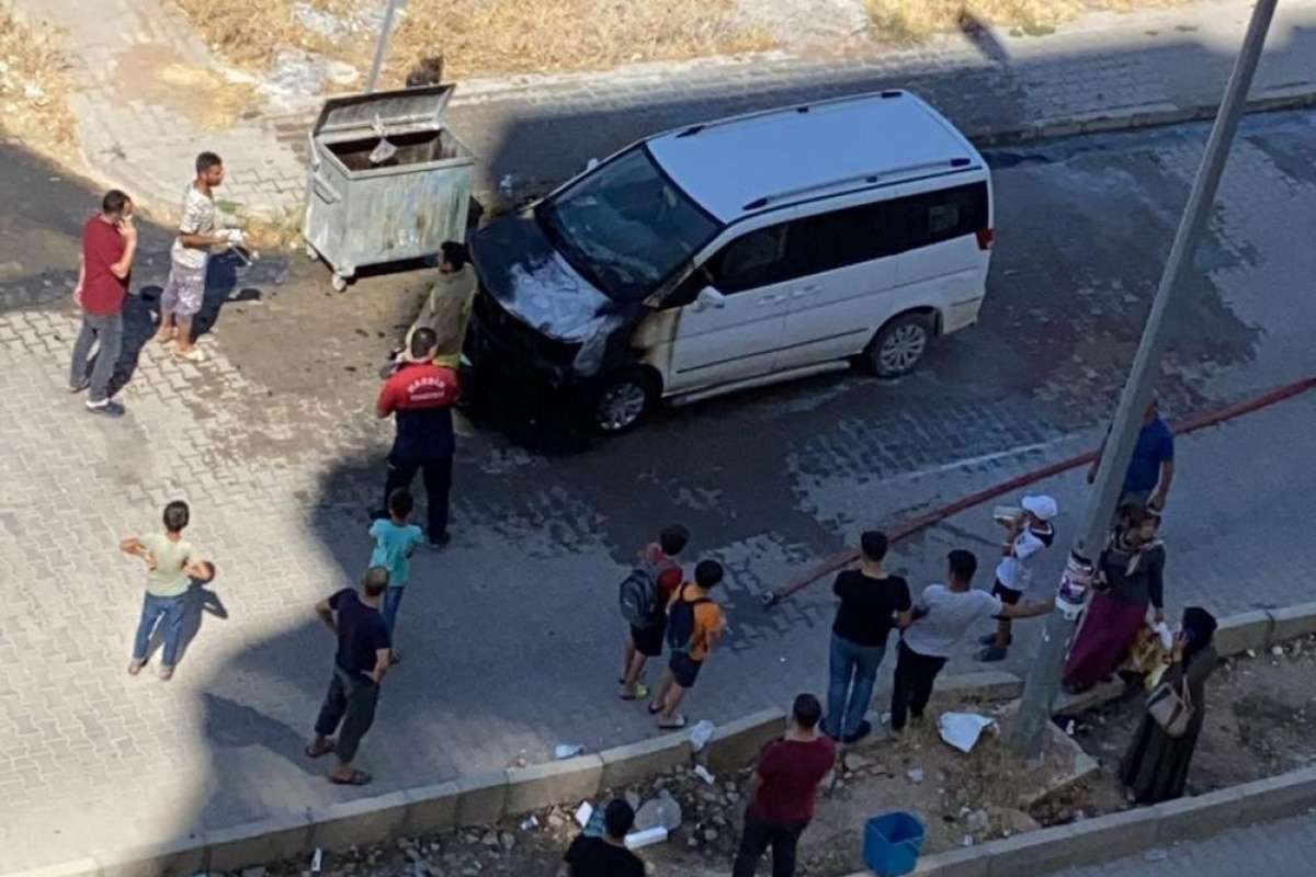 Mardin'de seyir halindeki araç alev aldı