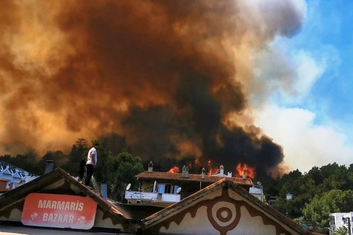 Marmaris'te alevler yerleşim yerlerini tehdit ediyor