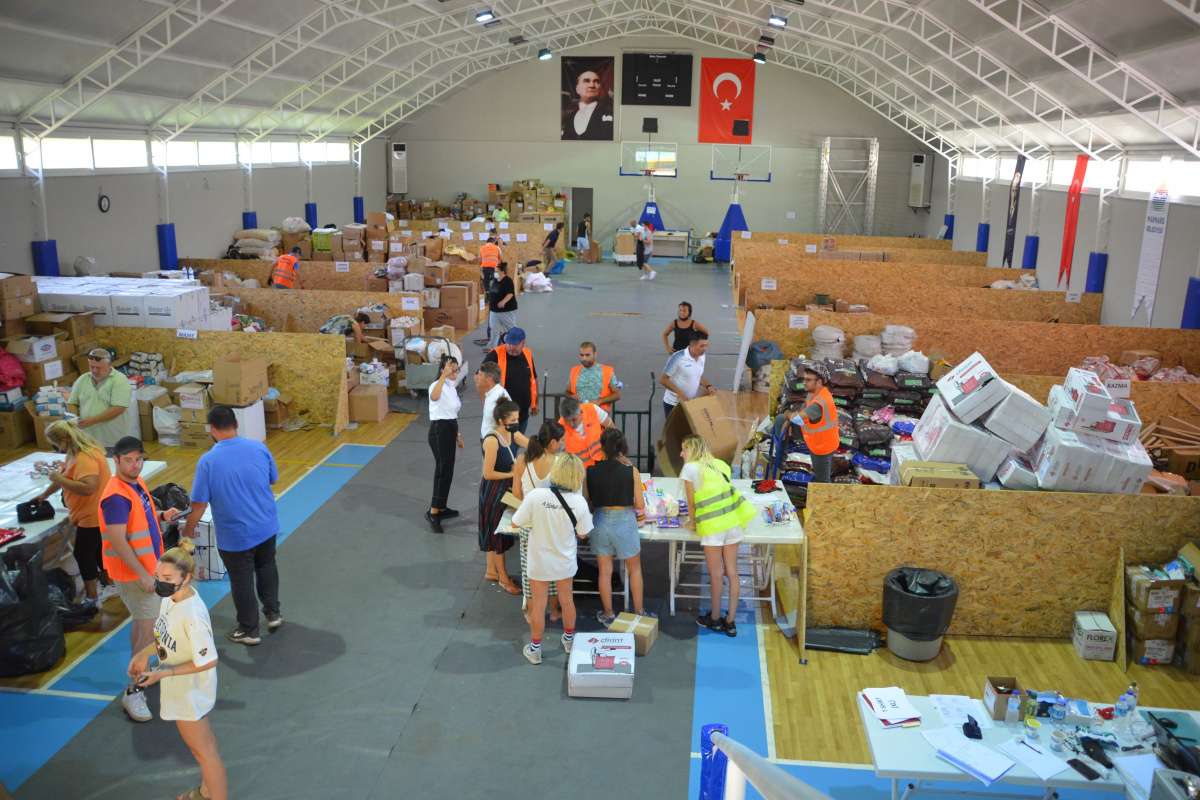 Marmaris'te yardım toplama merkezleri kuruldu