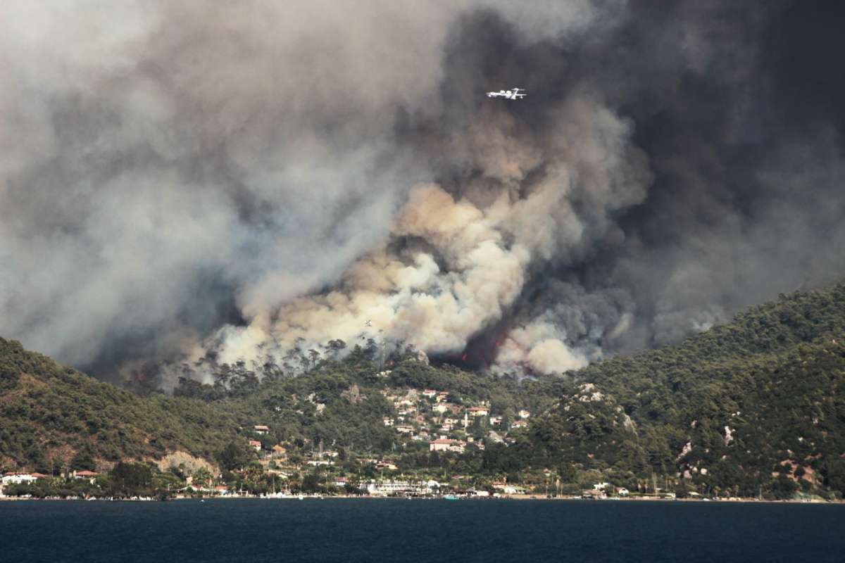 Marmaris'teki yangın Hisarönü Körfezi'ni tehdit ediyor