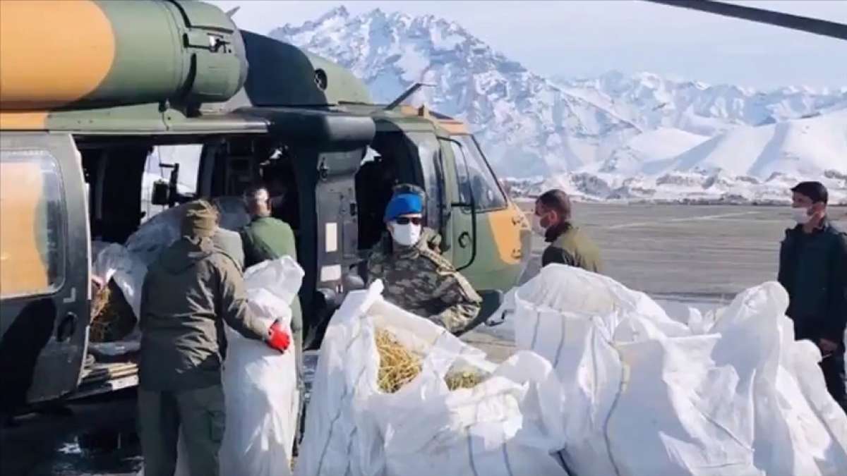 Mehmetçik Hakkari'de Sümbül Dağı'ndaki dağ keçilerine havadan yem bıraktı