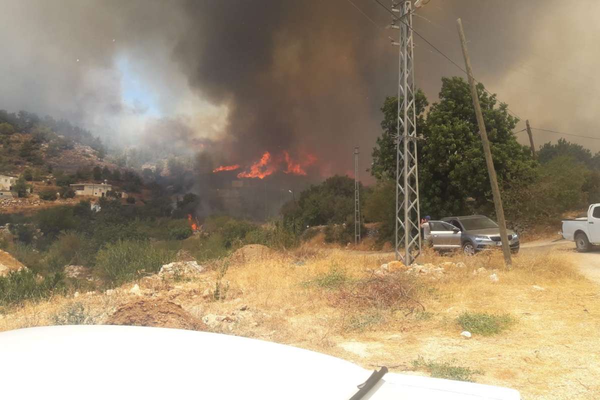 Mersin-Antalya yolu kapandı, yangın yerleşim yerlerini tehdit ediyor