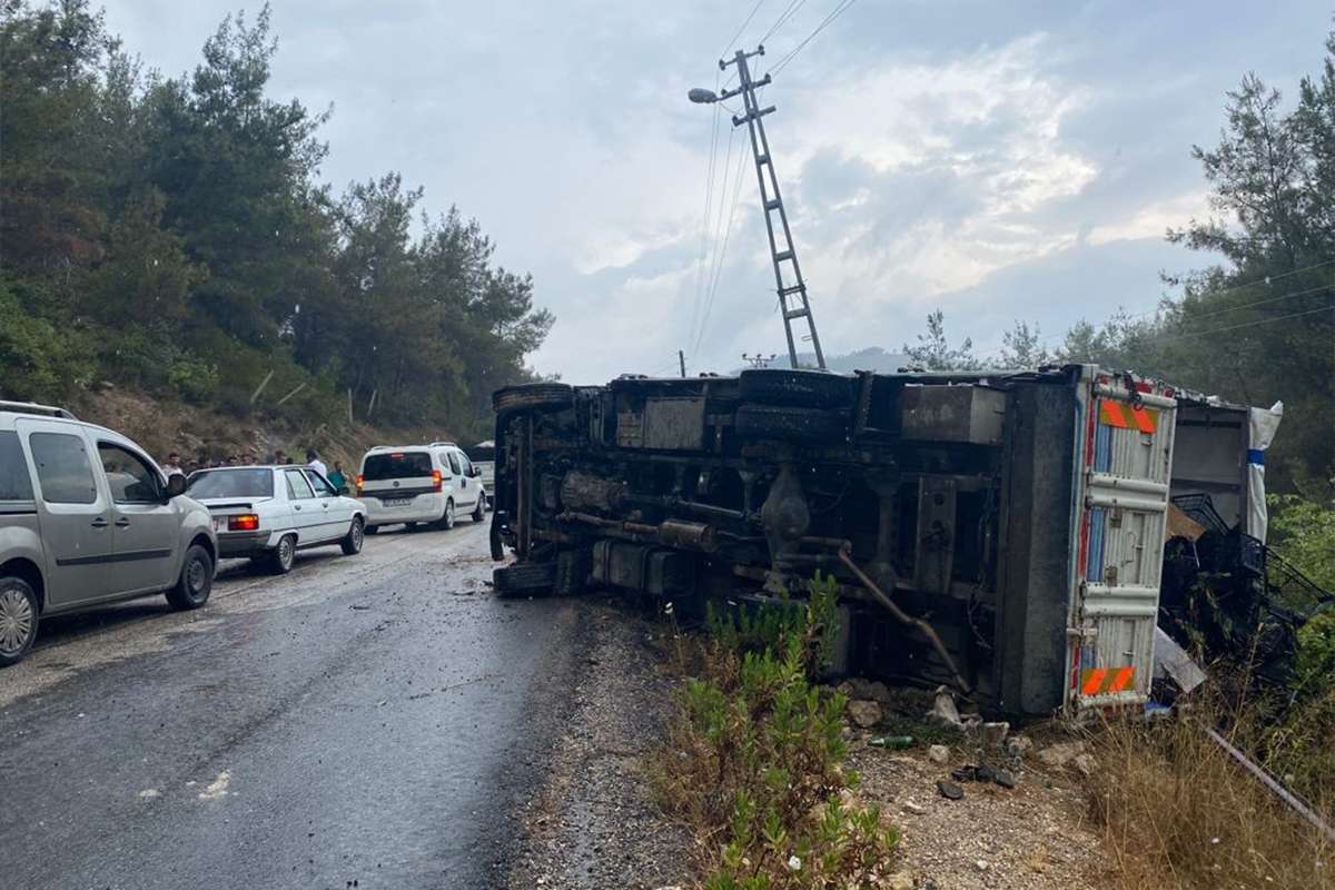 Mersin'de tarım işçilerini taşıyan kamyonet devrildi: 11 yaralı