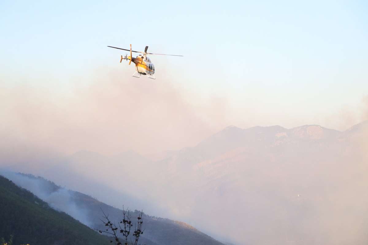 Mersin'deki orman yangınına havadan müdahale edilmeye başlandı