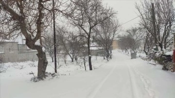 Mersin'in ilçelerinde kar yağışı etkili oluyor