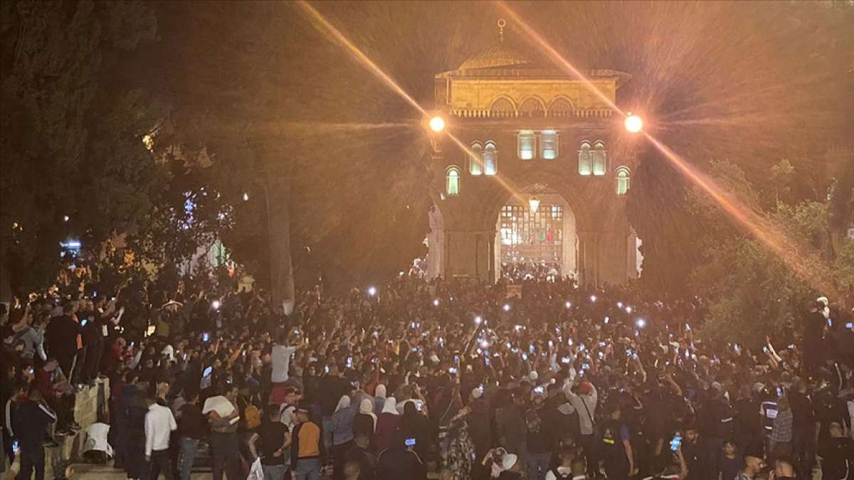 Mescid-i Aksa'da binlerce Filistinli, teravih namazının ardından İsrail'i protesto etti